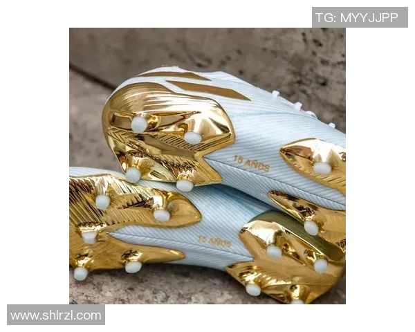 足球明星亲自赠送球迷足球鞋传递热爱与激情的温暖时刻 足球明星亲自赠送球迷足球鞋传递热爱与激情的温暖时刻